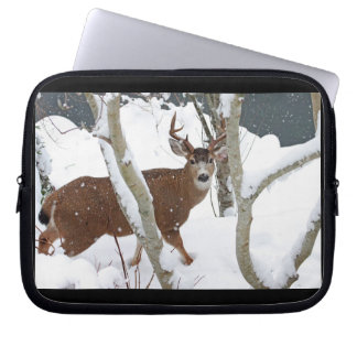 Housse Pour Ordinateur Portable Mâle de cerfs communs dans la neige en hiver