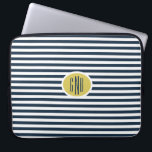 Housse Pour Ordinateur Portable Manche de l'ordinateur monographique Nautique Prep<br><div class="desc">Arrière - plan rayé blanc et marine avec porte monogramme ovale or. Les monogrammes de police décoratifs customisés apportent une touche personnelle.</div>