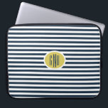 Housse Pour Ordinateur Portable Manche de l'ordinateur monographique Nautique Prep<br><div class="desc">Arrière - plan rayé blanc et marine avec porte monogramme ovale or. Les monogrammes de police décoratifs customisés apportent une touche personnelle.</div>