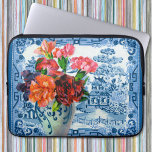 Housse Pour Ordinateur Portable Manche d'ordinateur portable bleu Willow<br><div class="desc">Des fleurs colorées dans un vase sont disposées devant un décor traditionnel de saule bleu. Les motifs bleus du vase font écho aux couleurs et au style de la toile de fond d'inspiration asiatique. Les fleurs lumineuses ont un aspect contemporain même si elles ont été imprimées sur une carte de...</div>