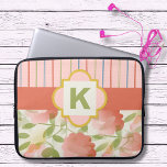 Housse Pour Ordinateur Portable Manche d'ordinateur portable Coral Floral Monogram<br><div class="desc">Cette pochette d'ordinateur portable à motifs floraux et rayés est prête pour votre monogramme personnel. Créé dans une jolie palette de teintes rose corail et vert doux Choisissez votre taille dans le menu déroulant.</div>