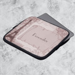 Housse Pour Ordinateur Portable Manche d'ordinateur portable rose parisien<br><div class="desc">Protégez votre ordinateur portable pendant que vous êtes en déplacement grâce à ce design de pochette séduisant, décoré d'un thème parisien avec des affiches et des rouleaux, et terminé avec la Tour Eiffel en rose. Le texte personnalisable vous permet de modifier les polices, de modifier les couleurs et les tailles...</div>
