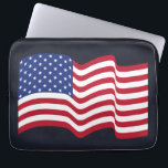 Housse Pour Ordinateur Portable Manche pour ordinateur portable Drapeau des États-<br><div class="desc">Un drapeau américain agitant orne cette manche patriotique pour ordinateur portable.</div>