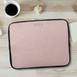Housse Pour Ordinateur Portable Manche pour ordinateur portable monogramme moderne<br><div class="desc">Un beau look cuir rose vif manche d'ordinateur portable avec vos initiales en utilisant un effet de police classique.</div>