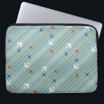 Housse Pour Ordinateur Portable Manche pour ordinateur portable Motif Retro Avion<br><div class="desc">Attachez votre ceinture de sécurité. Cette Manche d'ordinateur portable Motif Retro est prête pour le décollage. Le design comprend des lignes rouges, bleues royales et blanches, des avions modernes du milieu du siècle volant à travers un arrière - plan bleu acier. Des rayures fines d'orange, de vert citron et de...</div>