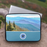 Housse Pour Ordinateur Portable Manches personnalisées pour ordinateur portable Gr<br><div class="desc">Cette pochette d'ordinateur portable personnalisée présente une image stylisée de Newfound Gap dans le Great Smoky Mountains National Park, un magnifique parc montagneux qui s'étend entre Cherokee dans l'ouest de la Caroline du Nord et Gatlinburg dans l'est du Tennesee. Il comprend également votre initiale entourée d'un cercle bleu clair -...</div>
