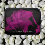 Housse Pour Ordinateur Portable Manches personnalisées pour ordinateur portable Ro<br><div class="desc">Améliorez votre style technologique avec une touche d'élégance spectaculaire. Ce coque portable personnalisé dispose d'un rose violet étonnant sur un arrière - plan noir. Parfait pour ceux qui veulent protéger leur ordinateur portable tout en faisant une déclaration audacieuse.</div>