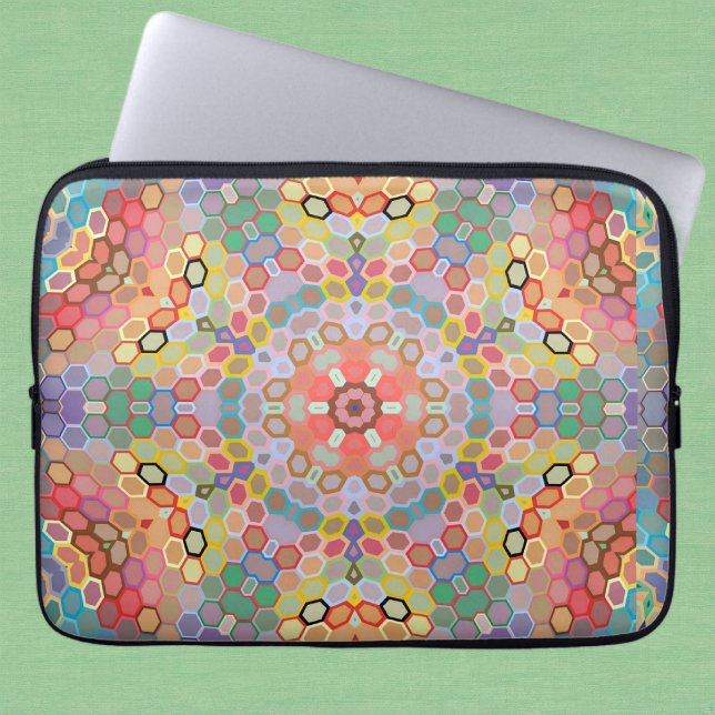 Housse Pour Ordinateur Portable Mandala arc-en-ciel en hexagone (Rainbow Hexagon Mandala Laptop Sleeve by Wormhole Orbital)