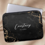 Housse Pour Ordinateur Portable Marbre noir & or tendance Script Monogramme Nom<br><div class="desc">Coque ordinateur portable tendance avec arrière - plan en marbre noir et or et police de calligraphie chic pour votre nom ou vos initiales. Le coque électronique de monogramme de script comprend de l'espace pour ajouter votre nom ou vos initiales, vous pouvez même ajouter votre logo d'entreprise pour le rendre...</div>