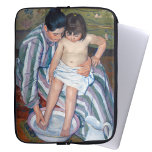 Housse Pour Ordinateur Portable Mary Cassatt - Le bain de l'enfant / Le bain<br><div class="desc">Bain de l'enfant / Bain de l'enfant - Mary Stevenson Cassatt en 1893</div>