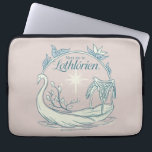 Housse Pour Ordinateur Portable Meet me in LOTHLORIEN™ - Swan Boat<br><div class="desc">Drift into the timeless beauty of Middle-earth™ with this enchanting Lord of the Rings™ design inspired by Lothlórien™. Featuring an elegant Elven swan boat gliding across tranquil waters beneath a radiant star, the artwork captures the serenity and starlit magic of the Golden Wood. Framed by delicate leaves and graceful linework,...</div>