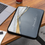 Housse Pour Ordinateur Portable Métal 3-D look Calligraphie Or Monogramme Diamant<br><div class="desc">Le design est une photo et les coques ne sont pas faits avec de la parties scintillant, des paillettes, des métaux ou des bois réels.Ce design peut être personnalisé dans la zone fournie en changeant la photo et/ou le texte. Vous pouvez également le customiser en cliquant sur Personnaliser ce Modèle,...</div>