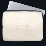 Housse Pour Ordinateur Portable Mini-Beige & Or manuscrit écriture cursive Script<br><div class="desc">Portez votre ordinateur portable dans le style avec cette pochette minimaliste d'ordinateur portable beige et or avec élégant script cursif écrit à la main. Conçu pour les professionnels modernes, les étudiants et les créatifs, ce manche élégant mélange des tons doux neutres avec un nom or luxueux ou monogramme. Léger et...</div>