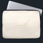 Housse Pour Ordinateur Portable Mini-Beige & Or manuscrit écriture cursive Script<br><div class="desc">Portez votre ordinateur portable dans le style avec cette pochette minimaliste d'ordinateur portable beige et or avec élégant script cursif écrit à la main. Conçu pour les professionnels modernes, les étudiants et les créatifs, ce manche élégant mélange des tons doux neutres avec un nom or luxueux ou monogramme. Léger et...</div>