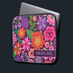 Housse Pour Ordinateur Portable Modèle floral moderne avec nom personnalisé ou mon<br><div class="desc">Fleurs plates dans un assortiment de couleurs - violet,  orange,  rose,  vert — Une barre est incluse vers le bas pour ajouter un nom ou un autre texte. Un design mignon avec des fleurs printanières tendance et une façon audacieuse d'afficher vos monogrammes.</div>