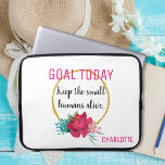 Housse Pour Ordinateur Portable Moderne Funny Floral Petits Humains<br><div class="desc">Ce coque moderne et amusant présente des fleurs élégantes et un cadre de parties scintillant en faux or,  avec la citation humoristique "But Today : Keep the Small Humans Alive." Personnalisez facilement avec votre nom. Un grand cadeau pour les parents ou les enseignants !</div>
