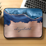 Housse Pour Ordinateur Portable Moderne Marine Bleu Rose Or Agate métal<br><div class="desc">Cette pochette branchée pour ordinateur portable est dotée d'une aquarelle bleu marine ornée d'une parties scintillant en or rose,  sur un arrière - plan rose en métal brossé faux d'or. Personnalisez-le avec votre nom ou monogramme dans un script bleu marine de style écriture manuscrite.</div>