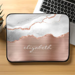 Housse Pour Ordinateur Portable Moderne Rose Or gris blanc Agate métallique<br><div class="desc">Cette pochette branchée pour ordinateur portable présente une aquarelle gris et blanc décorée d'une parties scintillant en or rose,  sur un arrière - plan rose en métal brossé faux d'or. Personnalisez-le avec votre nom ou monogramme dans un script gris pâle de style écriture manuscrite.</div>