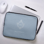 Housse Pour Ordinateur Portable Monogram Dusty Blue Elegant Crest Faux Silver Nom<br><div class="desc">Un élégant design bleu et argent poussiéreux avec le monogramme initial dans une crête vintage, recommandé pour un homme. L'écusson est un faux papier argenté, l'arrière - plan est bleu poussiéreux. Sous la crête il y a le nom en casquette gris. La crête florale vintage d'un ancien livre reliant, du...</div>