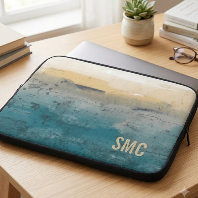 Housse Pour Ordinateur Portable Monogramme Abstrait Côté Mer (Monogrammed coastal art laptop sleeve on a desk — a chic gift for graduates and creatives)