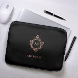 Housse Pour Ordinateur Portable Monogramme Black Rose Elegant Rose Gold Crest Nom<br><div class="desc">Un design élégant en or noir et rose avec le monogramme initial dans une crête vintage, recommandé pour une femme. La crête est (fausse) or rose, l'arrière - plan est rose roux. Sous la crête, il y a le nom en casquette. Le texte est un rose plus foncé, semblable à...</div>