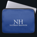 Housse Pour Ordinateur Portable Monogramme bleu simple moderne<br><div class="desc">Manche portable moderne avec un design bleu simple et minimal avec votre monogramme en caractères gras avec votre nom.</div>