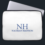 Housse Pour Ordinateur Portable Monogramme bleu simple moderne<br><div class="desc">Manche portable moderne avec un design simple et minimaliste bleu et blanc avec votre monogramme en caractères gras avec votre nom.</div>