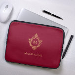 Housse Pour Ordinateur Portable Monogramme Bourgogne Élégant Vintage Faux Gold Cre<br><div class="desc">Un design élégant bordeaux et or avec le monogramme initial dans une crête vintage, recommandé pour une femme. L'écusson est une fausse feuille d'or, l'arrière - plan est bordeaux. Sous la crête, en petits casquette, il y a le nom en casquette doré. La crête florale vintage d'un ancien livre reliant,...</div>