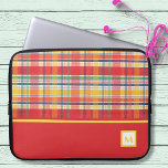 Housse Pour Ordinateur Portable Monogramme chromé de Madras rouge<br><div class="desc">Ce sac d'ordinateur portable de style motif plaid sera l'un de vos favoris pour lui. Créé dans un motif coloré de couleurs primaires avec un contraste rouge. Il suffit de personnaliser le texte du monogramme dans l'éditeur Zazzle facile.</div>