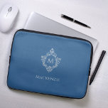 Housse Pour Ordinateur Portable Monogramme Classique Bleu Vintage Élégant Nom de l<br><div class="desc">Un design classique bleu et argent avec le monogramme initial dans une crête vintage, recommandé pour un homme. L'écusson est un faux papier argenté, l'arrière - plan est bleu classique. Sous la crête il y a le nom en casquette gris. La crête florale vintage d'un ancien livre reliant, du livre...</div>