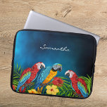 Housse Pour Ordinateur Portable monogramme de feuillage de perroquets bleus<br><div class="desc">Oiseaux tropicaux,  perroquets en bleu,  jaune et rouge assis sur des feuilles de palmiers verts. Décoré de fleurs tropicales. Un ciel bleu foncé comme arrière - plan. La couleur bleue est inégale. Modèle pour un nom,  écriture de style en lettres blanches.</div>