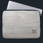 Housse Pour Ordinateur Portable Monogramme de grain de bois gris rustique<br><div class="desc">Magnifique look rustique gris clair en bois avec vos initiales de lettre monogramme. Le coque idéal pour protéger votre ordinateur portable. Professionnel pour la maison,  le bureau ou l'école.</div>