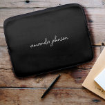 Housse Pour Ordinateur Portable Monogramme de nom complet minimaliste noir et blan<br><div class="desc">Un design épuré,  moderne noir et blanc complet monogramme cursif. Parfait pour la vie quotidienne.</div>
