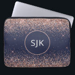 Housse Pour Ordinateur Portable Monogramme de Parties scintillant bleu marine rose<br><div class="desc">Blush Pink - Rose Gold et Marine Blue Faux Parties scintillant et Élégant Paraphe Monogrammed Initials Coque. Ce coque peut être customisé pour inclure votre nom initial et prénom.</div>