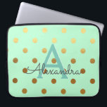 Housse Pour Ordinateur Portable Monogramme de Pois à huile verte et or de menthe<br><div class="desc">Mint Green et Gold Pois Élégant Coque Monogramme. Ce coque peut être customisé pour inclure votre nom initial et prénom.</div>
