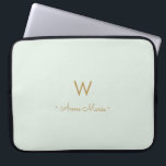Housse Pour Ordinateur Portable Monogramme de style moderne vert sauge or<br><div class="desc">Un design de monogramme moderne et élégant avec une typographie manuscrite dorée minimaliste et une typographie bloc sans serif sur un fond vert sauge pastel pâle élégant. Le monogramme et le nom peuvent être facilement personnalisés.</div>