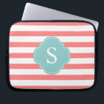 Housse Pour Ordinateur Portable Monogramme des rayures de corail et de menthe<br><div class="desc">Des rayures horizontales modernes et chic et un monogramme de quatrefoil.</div>