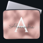 Housse Pour Ordinateur Portable Monogramme d'étincelle métallique rose Rose Rose<br><div class="desc">Rose Rose Gold Faux Métallic Foil et Sparkle Élégant Coque Monogramme. Ce coque peut être customisé pour inclure votre nom initial et prénom.</div>