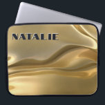 Housse Pour Ordinateur Portable Monogramme d'huile d'or Glam<br><div class="desc">Ce coque à manche portable unique dispose d'un arrière - plan de feuille liquide en or tridimensionnel. Il rayonne de glamour ! Ajoutez un nom pour le personnaliser. Fait un grand cadeau. Créé par Simply Farmhouse Press.</div>