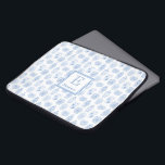 Housse Pour Ordinateur Portable Monogramme D'Impression Préppy Bleu Et Blanc Ginge<br><div class="desc">Un grand cadeau "retour au travail" ou "retour à l'école" pour une femme spéciale dans votre vie! Le motif arrière - plan est fait d'aquarelles originales de jarres de gingembre (peintes à la main par moi),  qui ont été scannées sous forme numérique et transformées en motif extensible.</div>