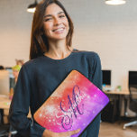 Housse Pour Ordinateur Portable Monogramme d'ombre céleste rose chaud et violet co<br><div class="desc">Créez votre propre pochette de portable photo étoilée orange étoilé, corail, rose, rose chaud et violet violet violet brillant rose brillant. Le chic monogramme de calligraphie violette royale jumelé à un script blanc moderne pour son prénom. Customisez la couleur, le style ou la taille de la police. Ce cadeau girly...</div>