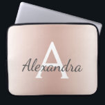 Housse Pour Ordinateur Portable Monogramme d'ombre métallique rose rose pâle<br><div class="desc">Rose rose rose vierge métal métallique moderne et élégant Coque Monogramme. Ce coque peut être customisé pour inclure votre nom initial et prénom et fait un grand cadeau de Noël ou de 16 Anniversaire doux.</div>