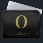 Housse Pour Ordinateur Portable Monogramme écriture nom personnalisé noir et or<br><div class="desc">Ce monogramme élégant et ce nom en écriture élégante peuvent être offerts en cadeau pour un anniversaire,  un mariage,  une douche de mariée ou toute autre occasion. Il peut être personnalisé avec l'initiale et le nom de la personne.</div>