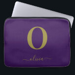 Housse Pour Ordinateur Portable Monogramme écriture nom personnalisé violet et or<br><div class="desc">Ce monogramme élégant et cette conception de nom en écriture élégante peuvent être offerts en cadeau pour un anniversaire,  un mariage,  une douche de mariée ou toute autre occasion. Il peut être personnalisé avec l'initiale et le nom de la personne.</div>