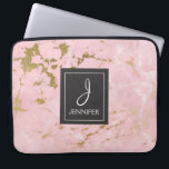 Housse Pour Ordinateur Portable Monogramme élégant en marbre rose rose or<br><div class="desc">Rose Rose Or Faux Marbre Elégant Monogramme Coque. Ce coque peut être customisé pour inclure votre nom initial et votre nom complet.</div>