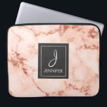 Housse Pour Ordinateur Portable Monogramme élégant en marbre rose rose or<br><div class="desc">Rose Rose Or Faux Marbre Elégant Monogramme Coque. Ce coque peut être customisé pour inclure votre nom initial et votre nom complet.</div>