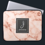 Housse Pour Ordinateur Portable Monogramme élégant en marbre rose rose or<br><div class="desc">Rose Rose Or Faux Marbre Elégant Monogramme Coque. Ce coque peut être customisé pour inclure votre nom initial et votre nom complet.</div>