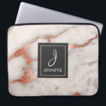 Housse Pour Ordinateur Portable Monogramme élégant en marbre rose rose or<br><div class="desc">Rose Rose Or Faux Marbre Elégant Monogramme Coque. Ce coque peut être customisé pour inclure votre nom initial et votre nom complet.</div>