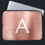 Housse Pour Ordinateur Portable Monogramme en acier inoxydable rose Rose Rose Rose<br><div class="desc">Or rose - Pink Faux Acier Inoxydable Pile Métallique Moderne et Élégant Manche Monogramme. Cette pochette d'ordinateur portable personnalisée monogrammée peut être customisée pour inclure votre nom initial et prénom et fait un cadeau de Noël ou d'anniversaire parfait.</div>