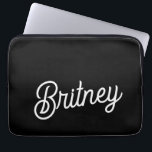 Housse Pour Ordinateur Portable Monogramme et nom personnalisés en noir moderne<br><div class="desc">Le Monogramme et le Manche d'Ordinateur Portable Black Blanc Moderne serait un accessoire élégant et protecteur pour votre ordinateur portable. Le design noir et blanc élégant, combiné à des détails personnalisés, ajoute une touche de sophistication tout en préservant votre appareil. Idéal pour un usage professionnel et personnel, il allie élégance...</div>